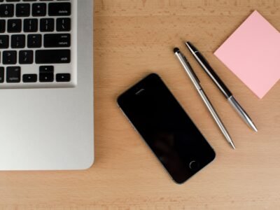 Escritorio de trabajo ordenado con portátil, para gestionar la facturación con Verifactu