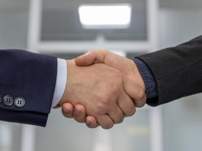 Apretón de manos que representa delegar la contabilidad con confianza