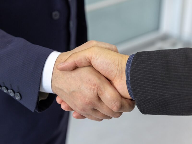 Apretón de manos profesional entre socios, elegir experto con criterio
