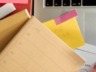 Escritorio de estudio con portátil y notas para el cierre mensual