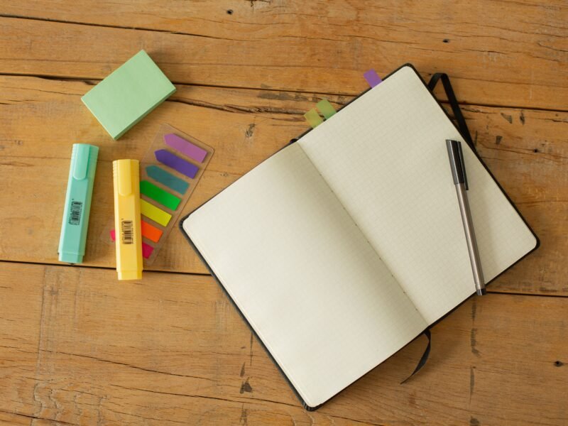 Cuaderno abierto y bolígrafo sobre la mesa, formación y estudio